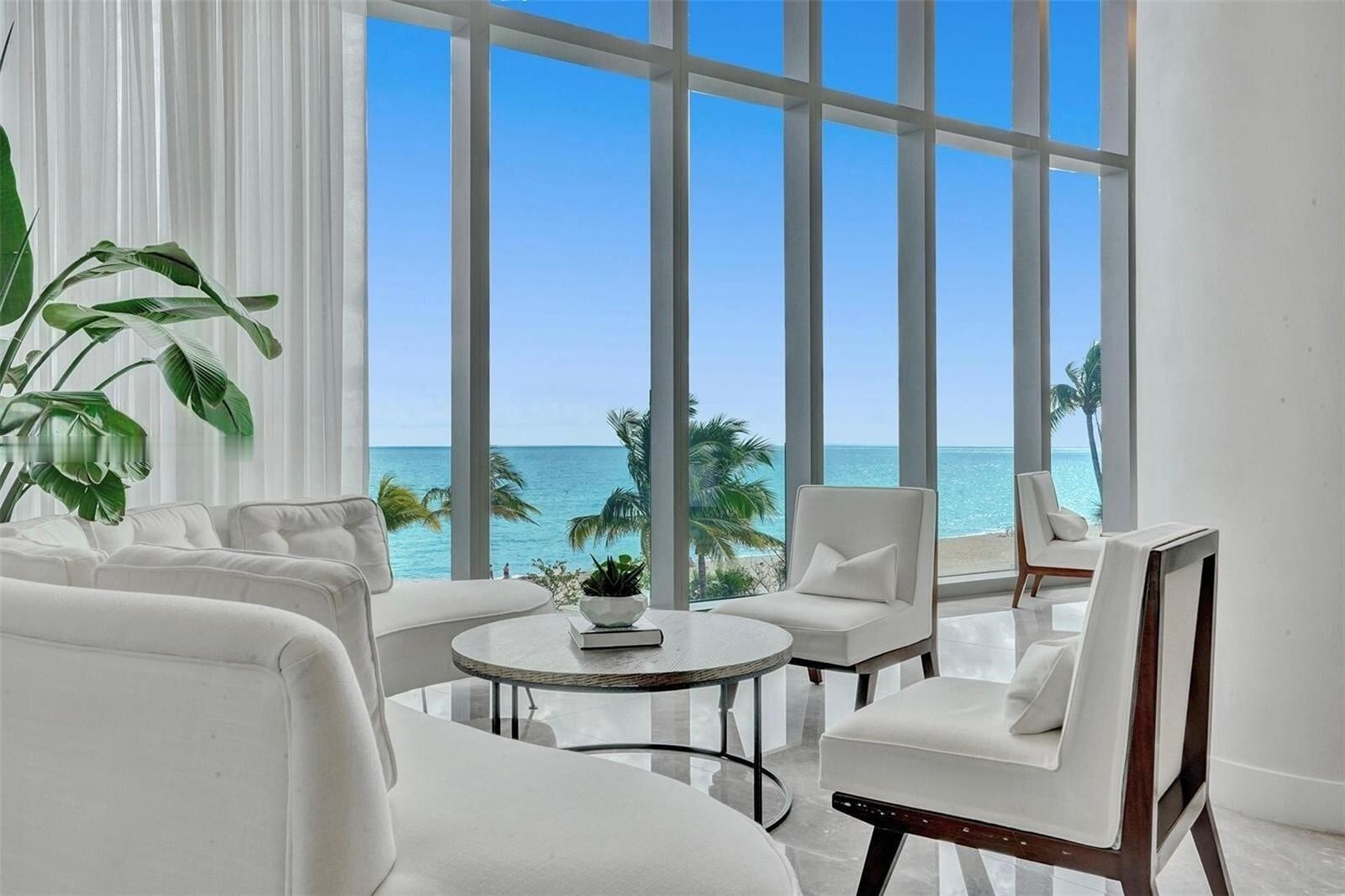 Building Photo - 15701 Collins Ave