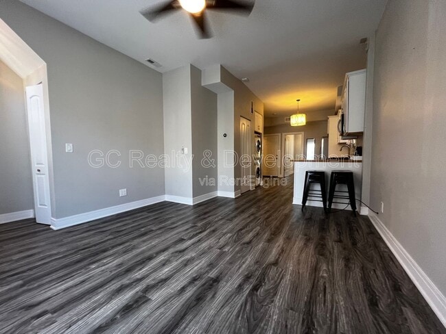 Building Photo - 1455 W Augusta Blvd