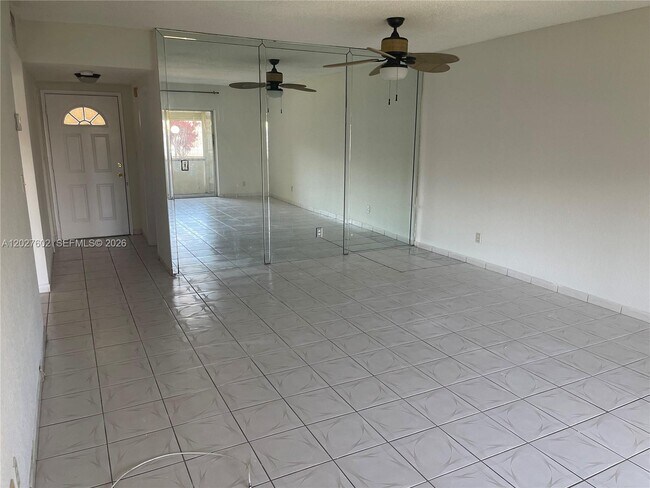 Building Photo - 450 Golden Isles Dr