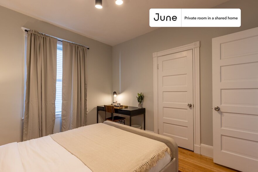 Building Photo - Private bedroom in 4 bed/2 bath Home