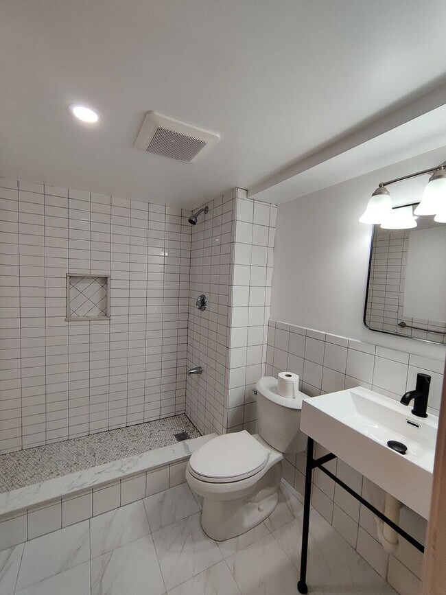 Building Photo - Brand New Unit in Brookline. Coolidge Corn...