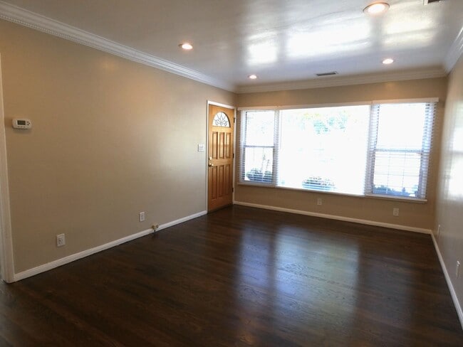 Building Photo - *Available NOW  in Lakewood!*