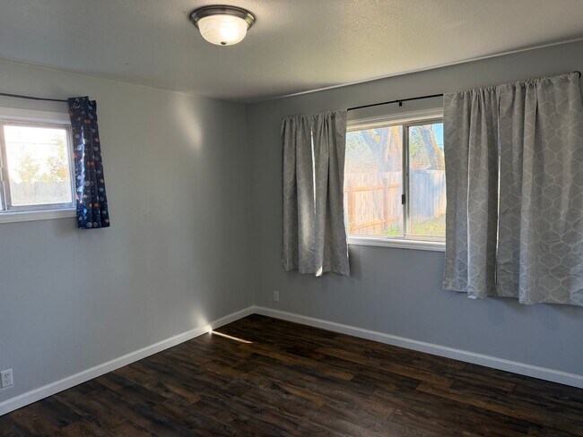 Building Photo - Updated 3 bedroom 1.5 bathroom house in Springfield!