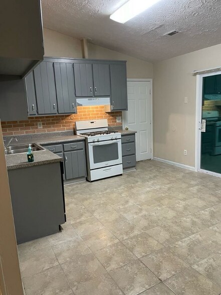 Building Photo - 76 Cardinal Ln
