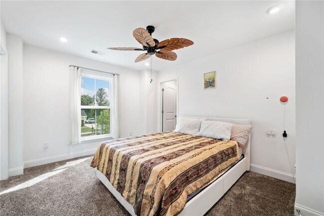 Building Photo - 2121 Harmony Dr