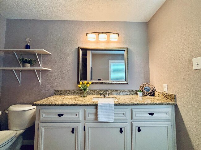 Building Photo - 2413 Kingsdale Dr