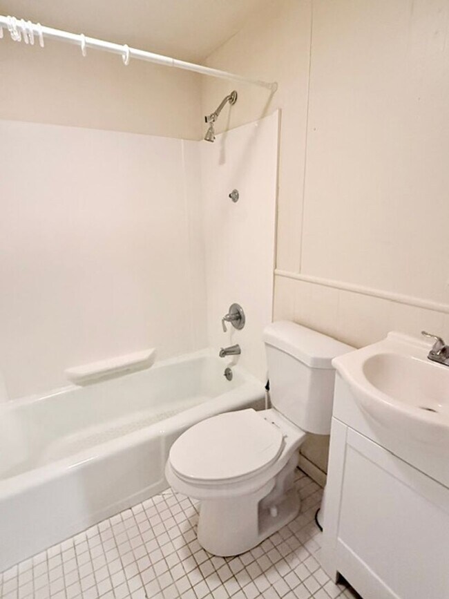 Building Photo - 4 Bedroom Single Family Home in West Haven