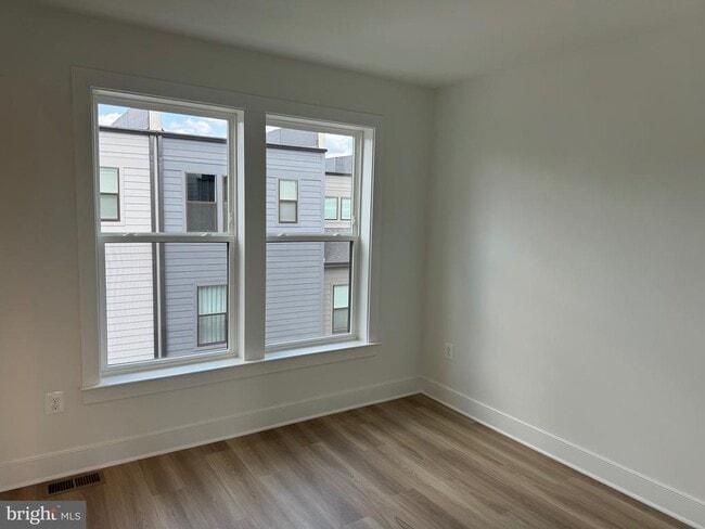 Building Photo - 831 King Farm Blvd