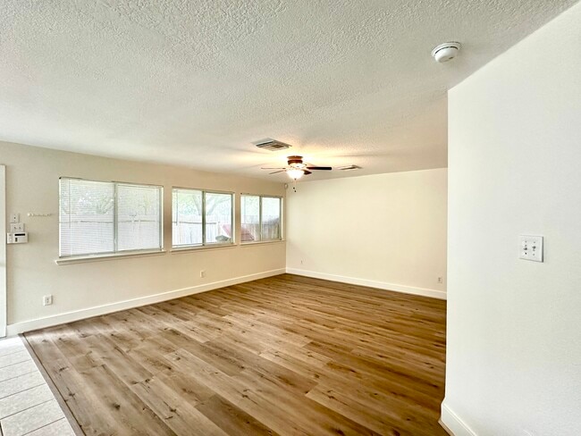 Building Photo - 10611 Cobblecreek Way