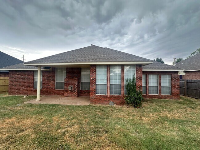 Building Photo - 2504 Thomas Dr