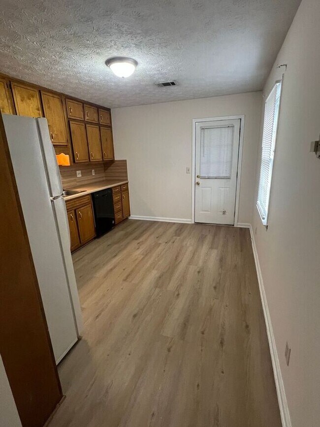 Building Photo - Finally 2 bedroom 1 bath ranch duplex available in Lawrenceville!!!