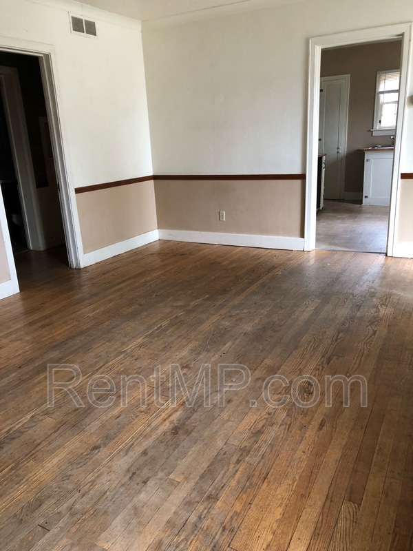 Building Photo - 909 Douglas St