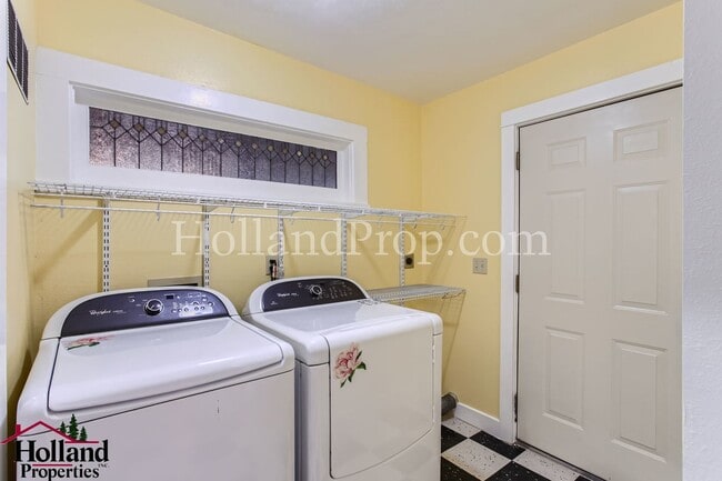 Building Photo - Charming Hillsboro Retreat: Cozy Single-Level Home with Greenhouse & Kids' Clubhouse!