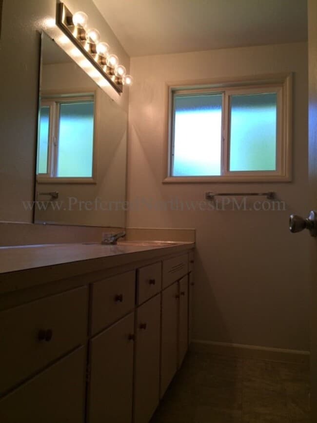 Building Photo - 892 Cornwall Ave