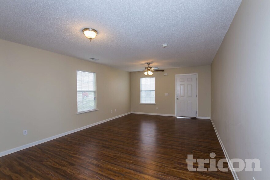 Building Photo - 104 Flyer Ct