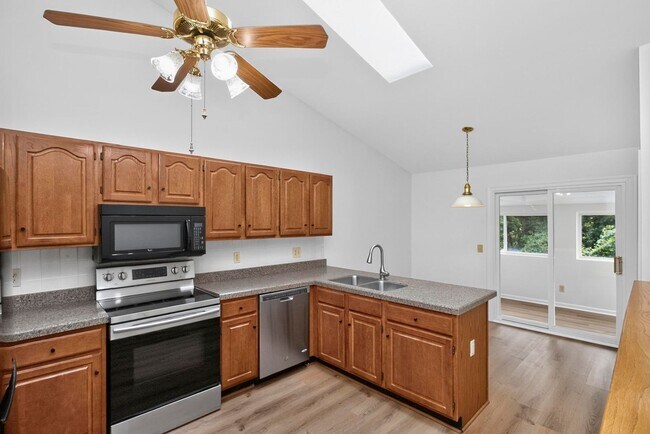 Building Photo - 137 Pepper Ridge Cir