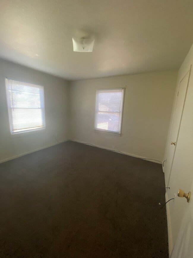 Building Photo - 2 bedroom large yard ready to move in!
