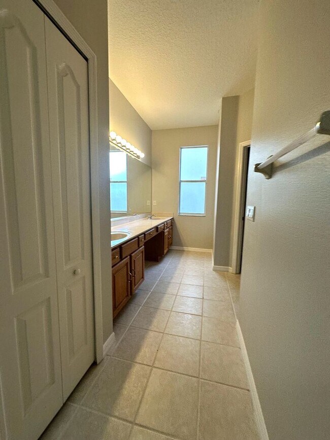 Building Photo - Beautiful 3 bed/2 bath home in Hunter's Cr...