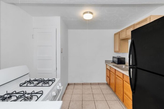 Building Photo - Bright Downtown Studio Apartment