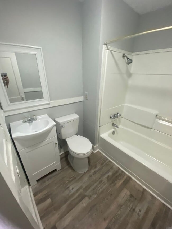 Building Photo - Dowtown Gadsden - Newly Renovated- Spacious