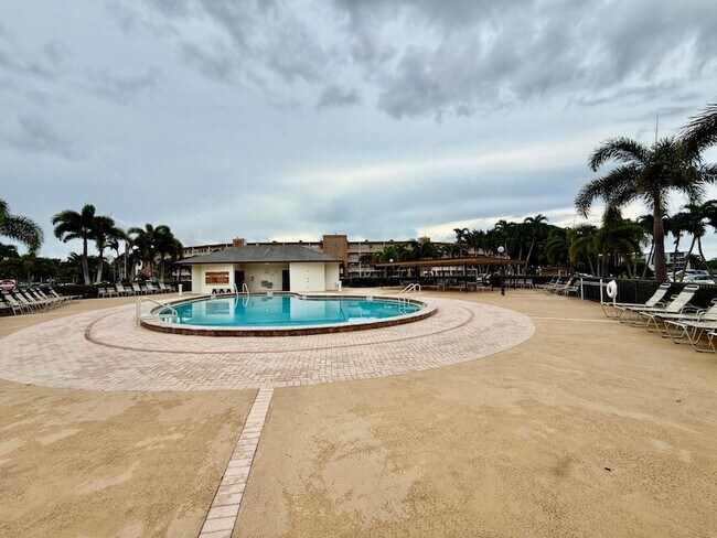 Building Photo - 4024 Newcastle B