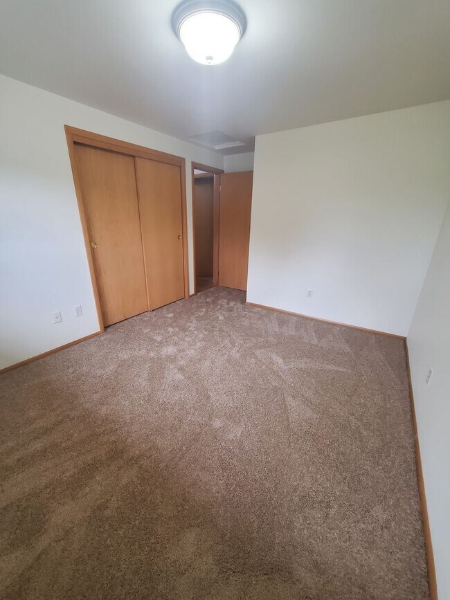 Building Photo - Kingsgate Home on Private Corner Lot