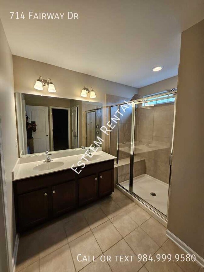 Building Photo - 714 Fairway Dr