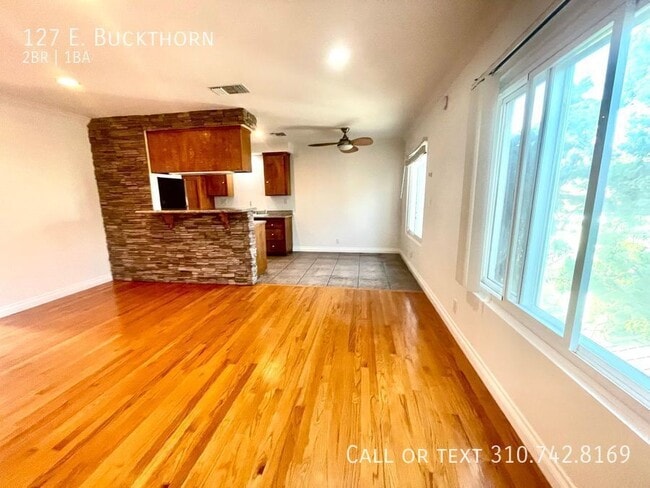 Building Photo - 127 E. Buckthorn-