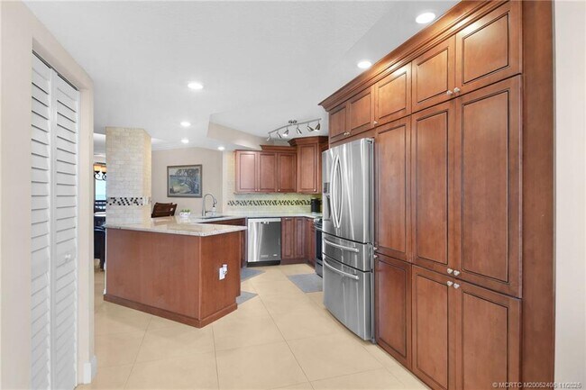 Building Photo - 9550 S Ocean Dr