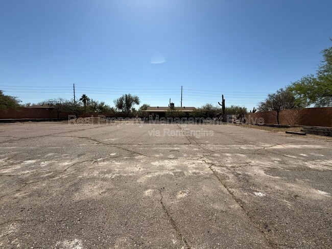 Building Photo - 6410 E Dixileta Dr