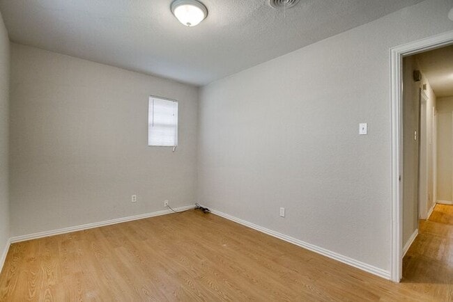 Building Photo - No Application Fees* $500 off 1st months r...