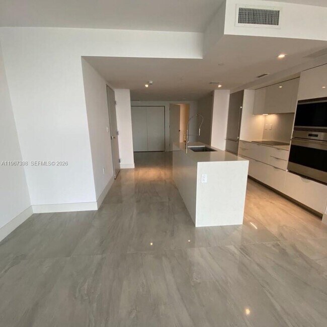 Building Photo - 9521 E Bay Harbor Dr