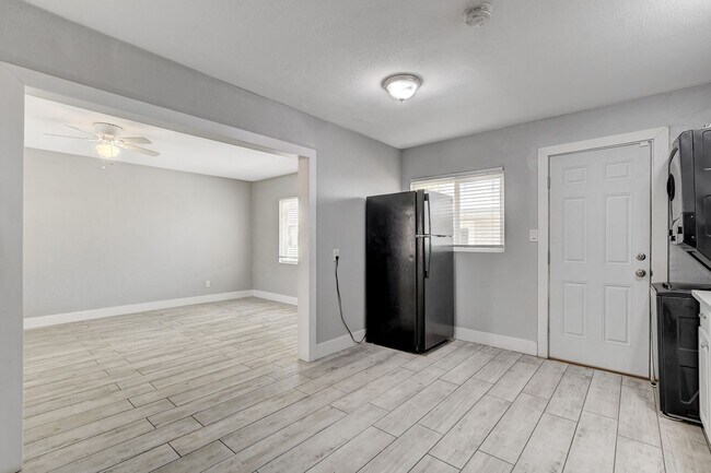 Building Photo - Duplex located in a Central Area of Las Vegas