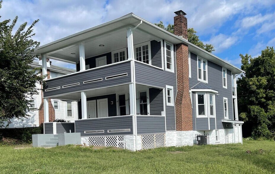 Building Photo - 3200 Elgin Ave