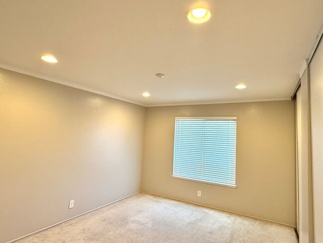 Building Photo - $2,190 / 1 BEDROOM CONDO - PRIME LOCATION! $500 Off 1st Payment!