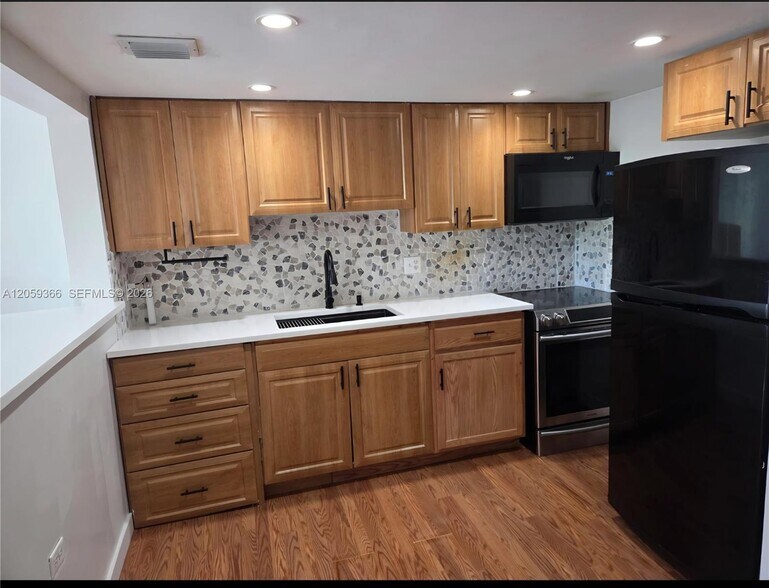Building Photo - 3750 Inverrary Dr