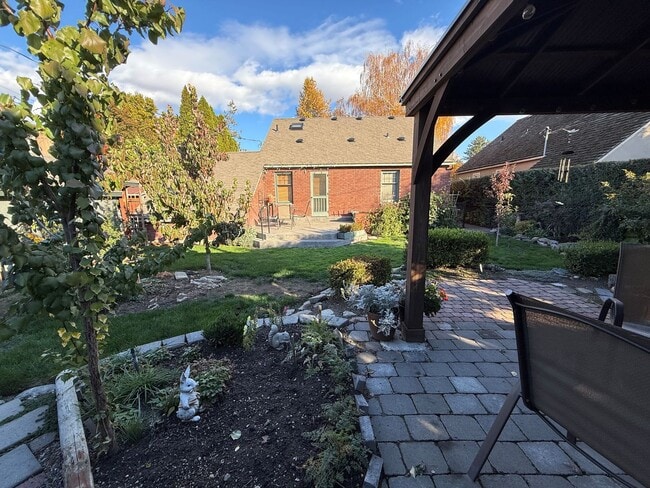 Building Photo - Now renting 3 bedroom House, visit our web...