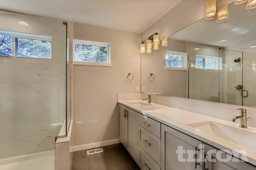 Building Photo - 5035 SE Knapp St