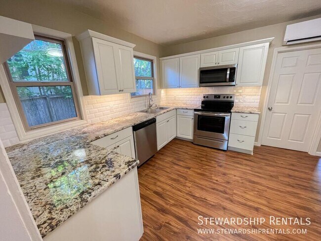 Building Photo - 2334 Augusta St