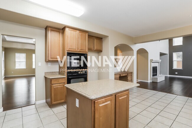 Building Photo - Beautiful 4 Bedroom + Study in Desirable Neighborhood