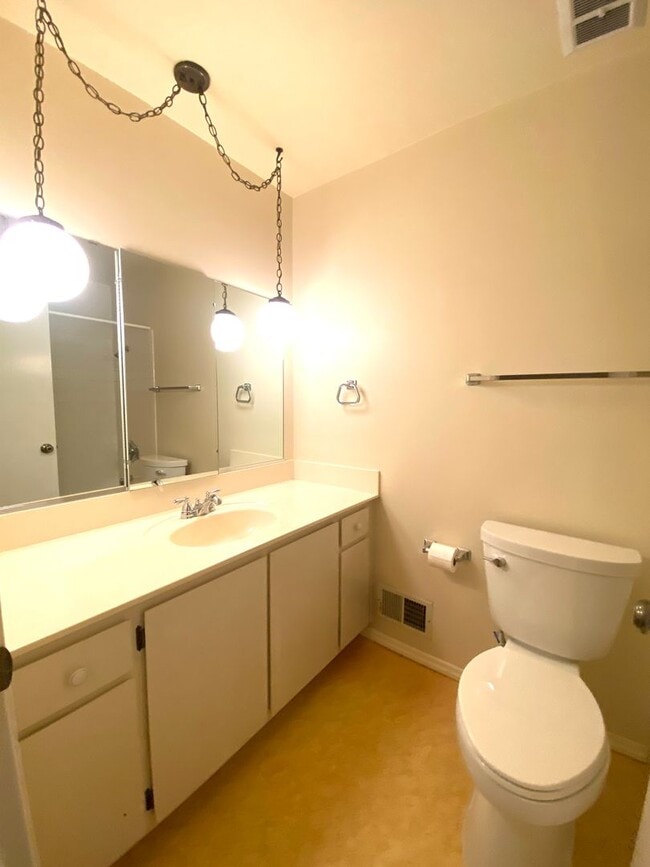 Building Photo - 4 Bed/2 BA Single Story Home, Downtown Pleasanton Next to Amador Valley High School! Location, Lo...