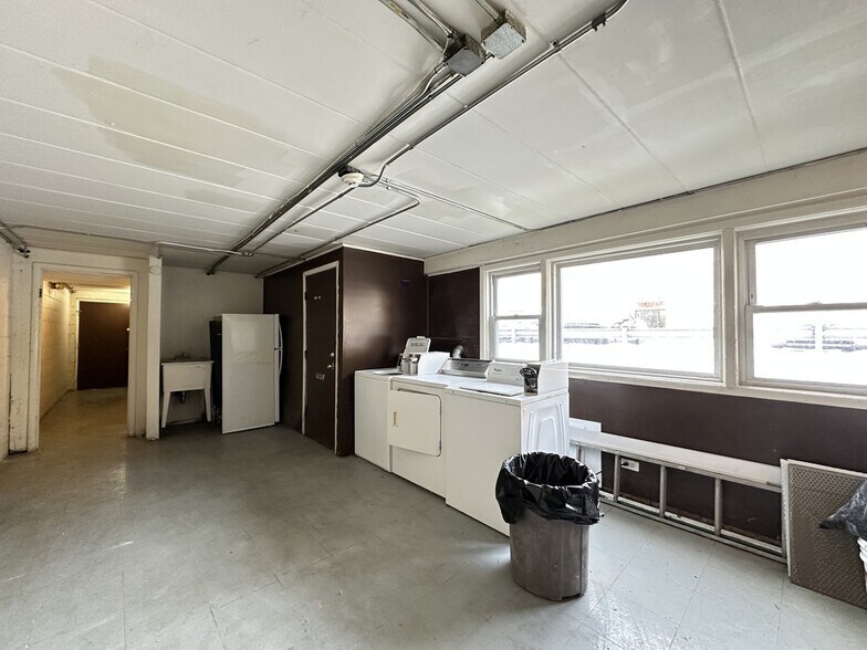 Building Photo - 9620 Ivanhoe Ave