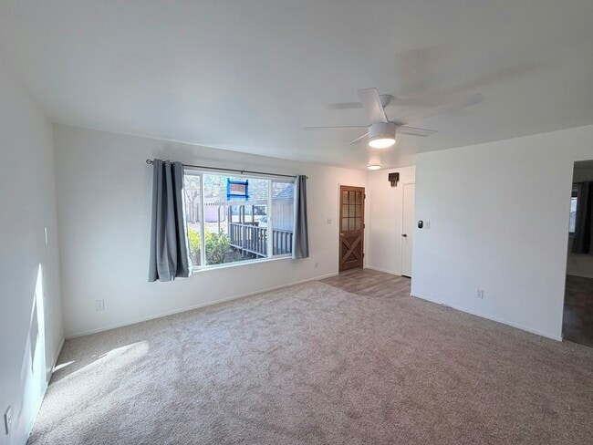 Building Photo - 670 Pine Way