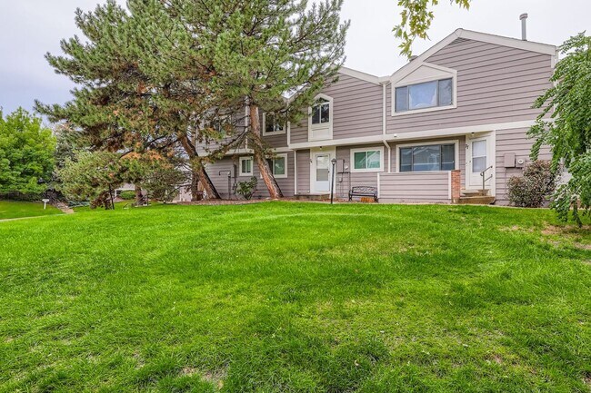 Building Photo - Wonderful 2BD/2.5BA Condo in Excellent Loc...