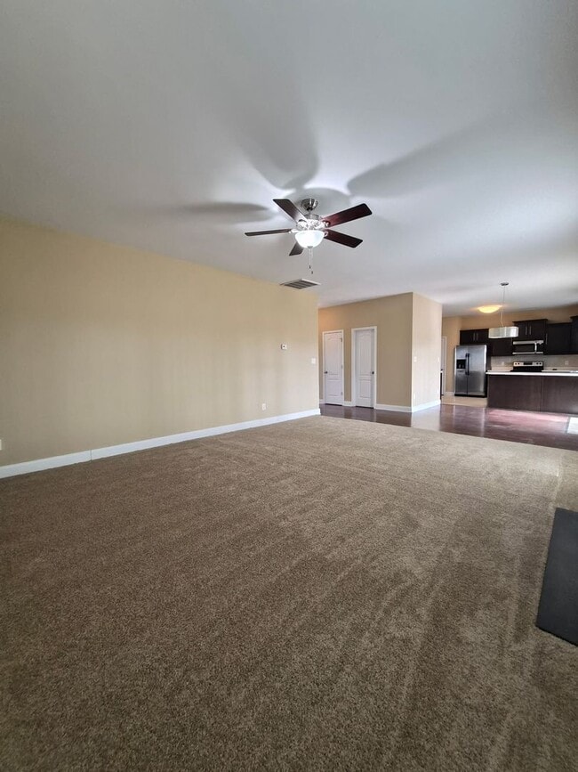 Building Photo - 4 bedroom 2.5 bathroom Home in Maidstone Park