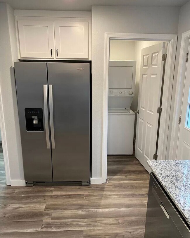 Building Photo - 3BD / 2.5BA Completely Remodeled Townhome W/ Garage, Minutes From UofA Campus