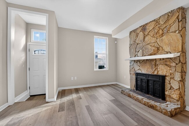 Building Photo - 2 bed 1.5 bath rowhome in Baltimore!