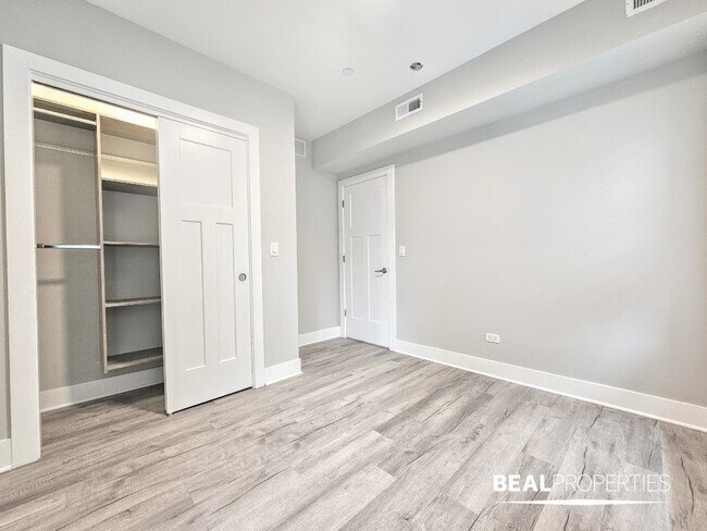 Building Photo - 1137 Oak Ave
