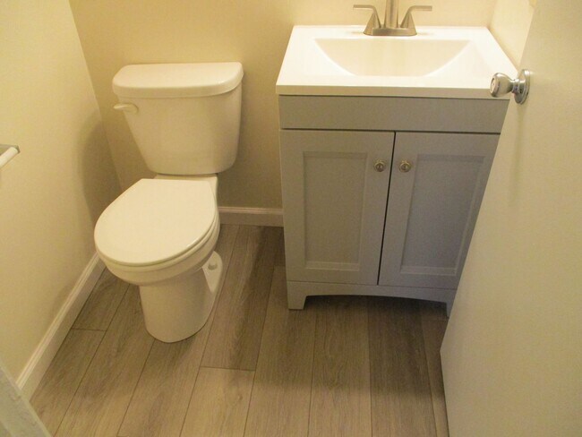 Building Photo - Northampton School District spacious end unit townhome located in the Borough of Bath featuring s...