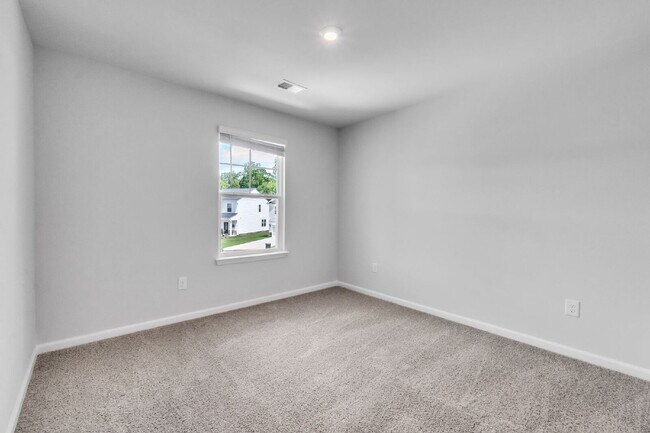 Building Photo - PRICE DROP! Spacious Westbriar Woods Home ...